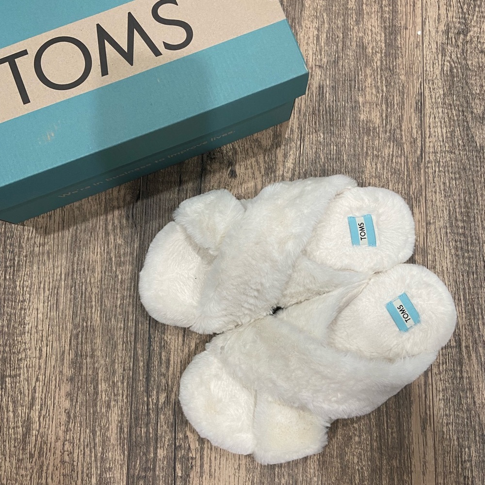 Women’s Slippers. Size 8